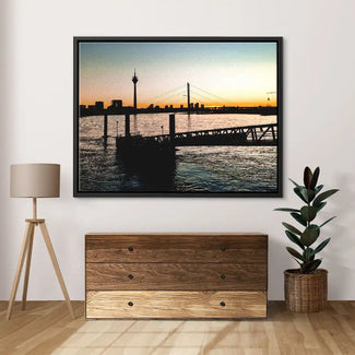 Wandbild mit Sonnenuntergang am Fluss, Skyline und Brücke im modernen Wohnzimmer