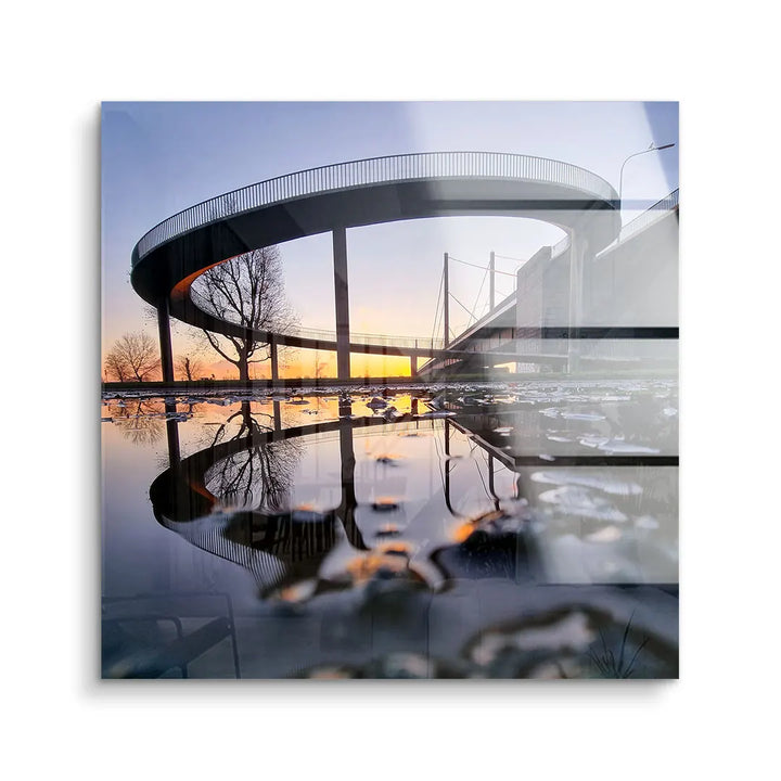 Modernes Wandbild mit Rundbrücke, Baum und Spiegelung bei Sonnenuntergang, Acrylglas