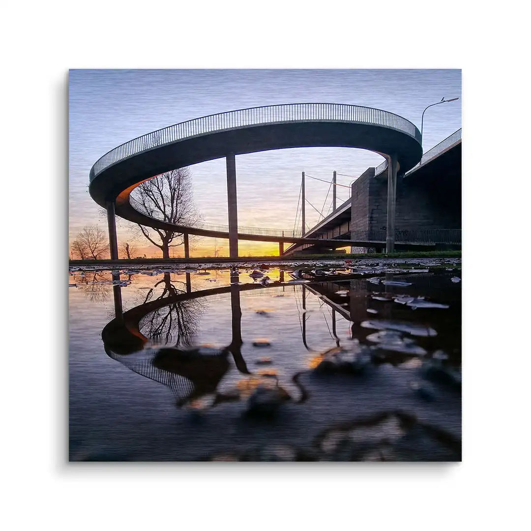 Modernes Wandbild mit Kreisbrücke, Sonnenuntergang und Spiegelung im Wasser