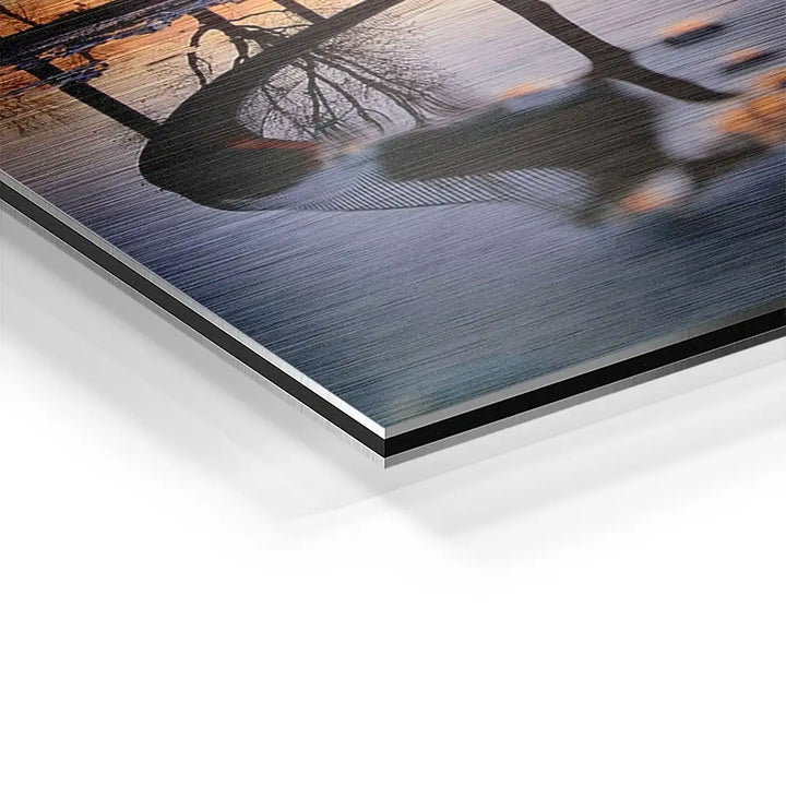 Detailaufnahme Wandbild See mit reflektierenden Bäumen, gedruckt auf gebürstetem Aluminium