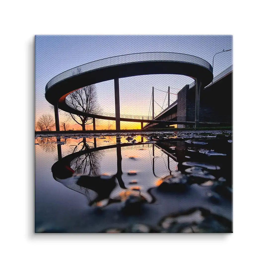 Modernes Wandbild mit Brücke im Sonnenuntergang und Spiegelung im Wasser, Kunst Motiv