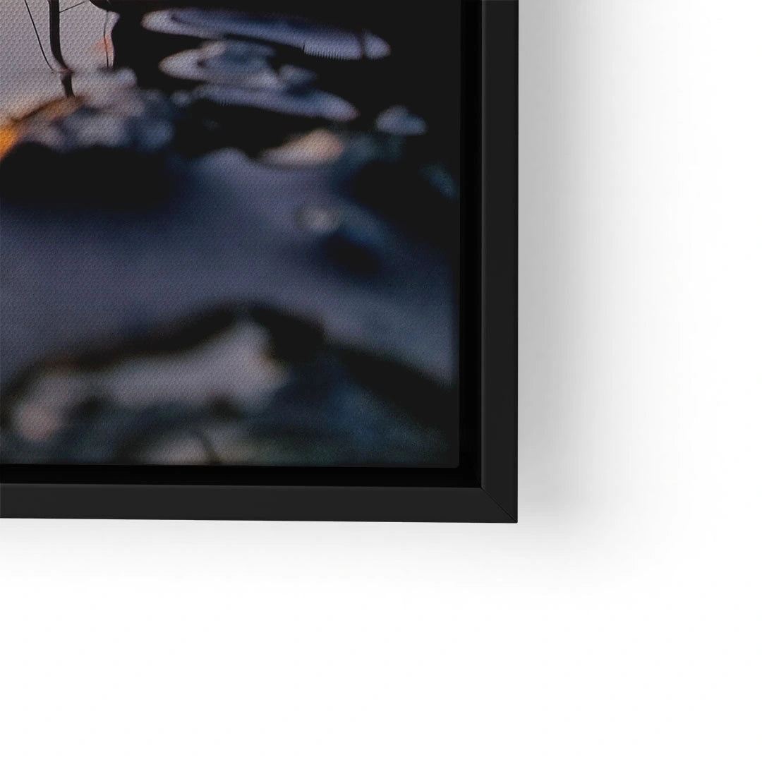 Detail eines modernen Wandbilds mit See-Motiv im Schwarzrahmen, Kunst für Wohnzimmer