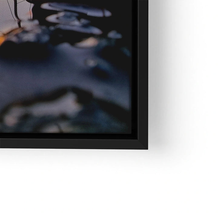 Detail eines modernen Wandbilds mit See-Motiv im Schwarzrahmen, Kunst für Wohnzimmer