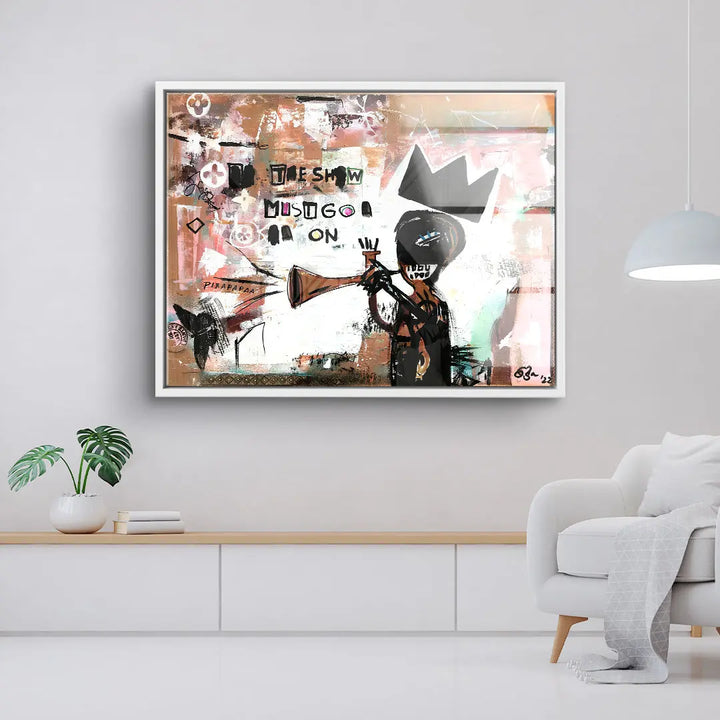 Modernes Wandbild im Wohnzimmer, urbaner Pop Art Stil, Trompeter mit Krone, Schriftzug 'The show must go on'.