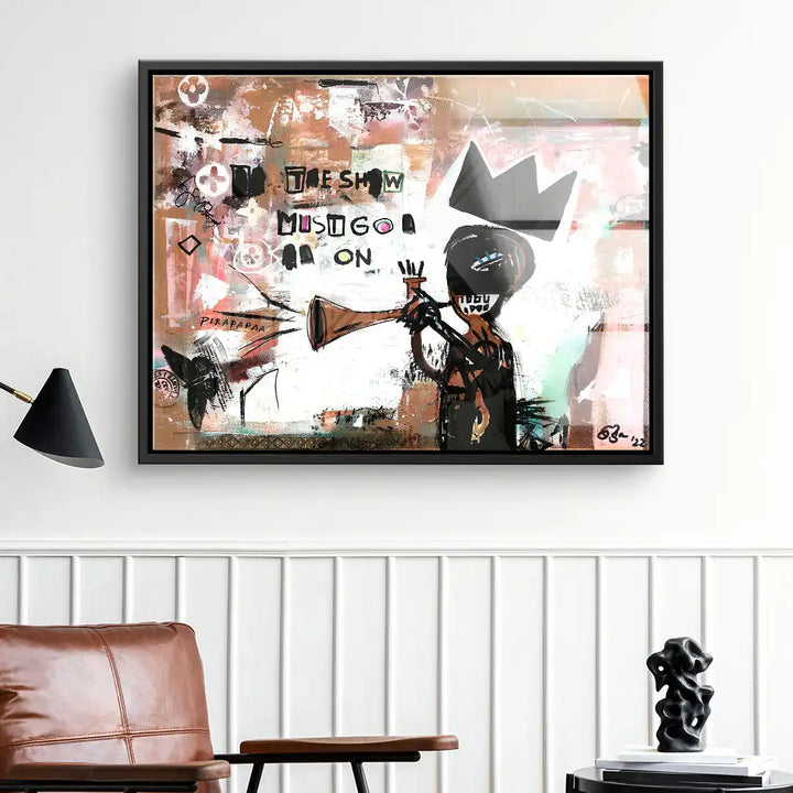 Modernes Wandbild mit abstraktem Musiker, Trompete und Schriftzug 'The Show Must Go On' im Wohnzimmer