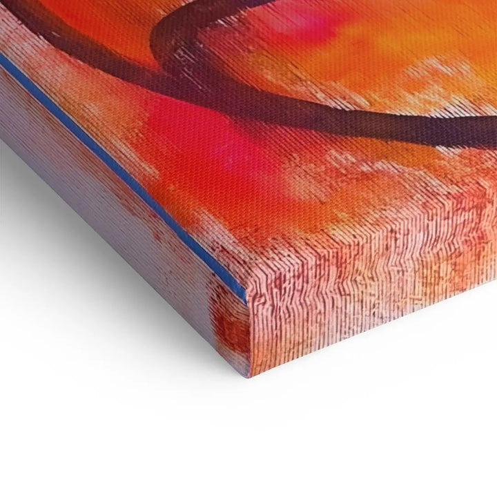 Detailansicht einer bunten, abstrakten Leinwand mit kräftigen Orange- und Rottönen.