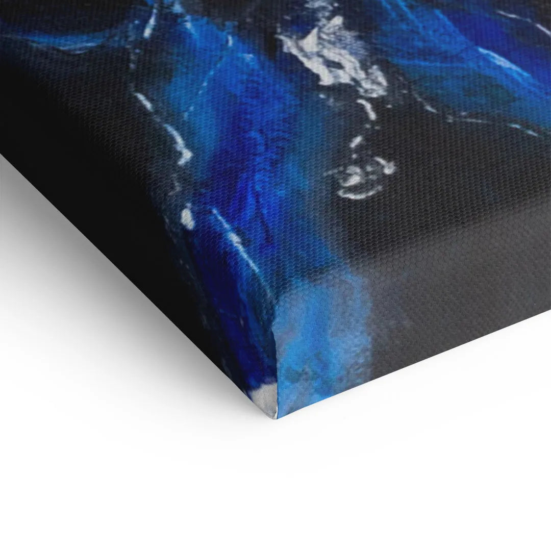 Detailaufnahme Leinwandbild mit abstrakter blauer Malerei, strukturierte Oberfläche