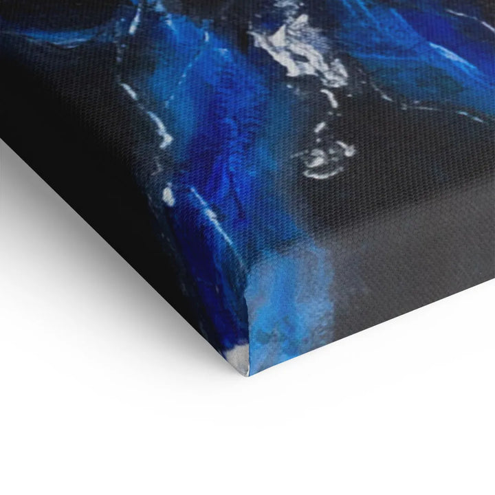 Detailaufnahme Leinwandbild mit abstrakter blauer Malerei, strukturierte Oberfläche