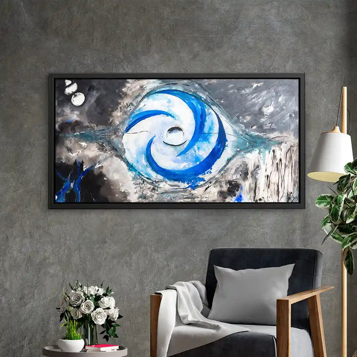 Abstraktes Wandbild mit blauen und weißen Wirbeln, moderne Kunst auf grauer Wohnzimmerwand