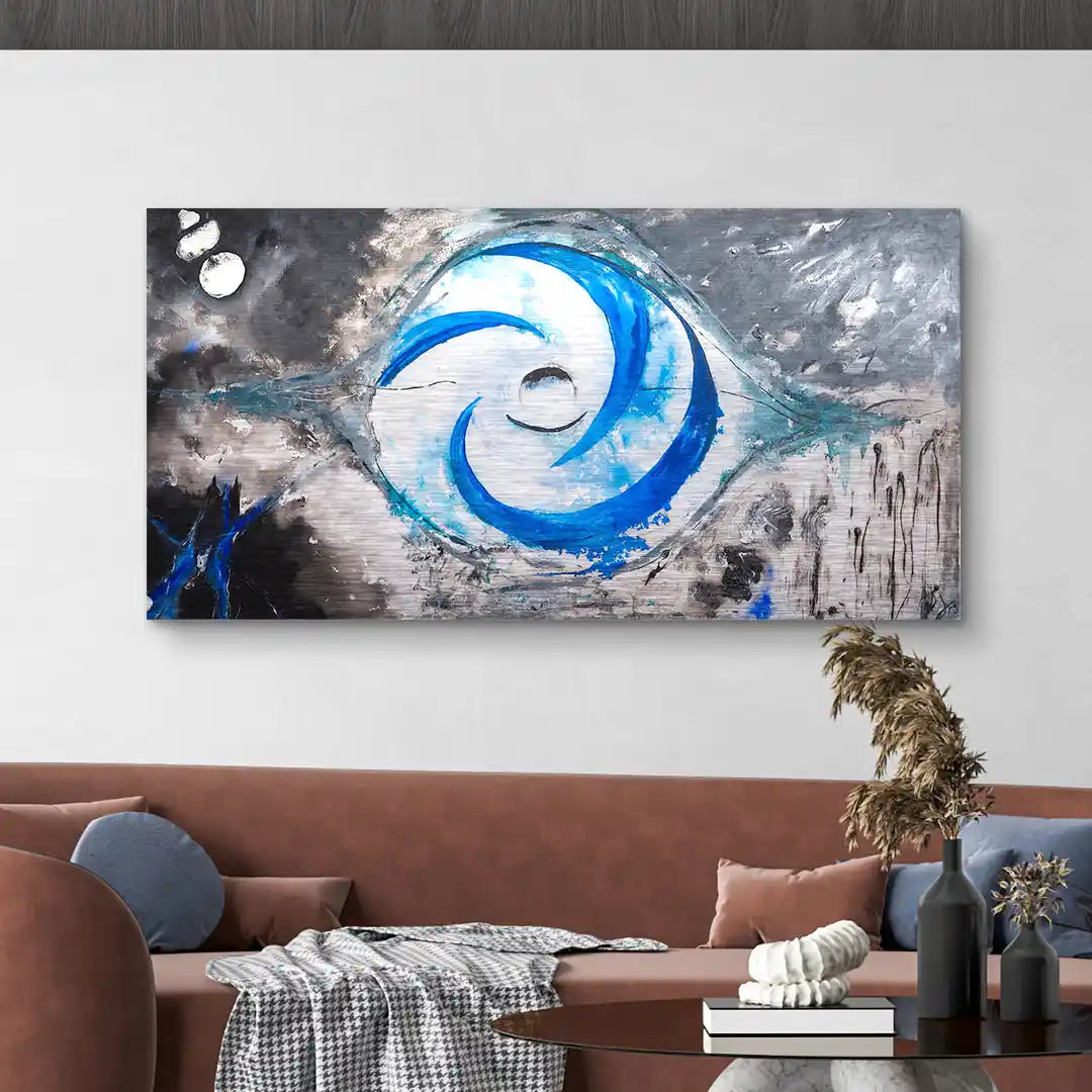 Abstraktes Wandbild mit blau-weißen Wirbel-Elementen auf grauem Hintergrund über Sofa