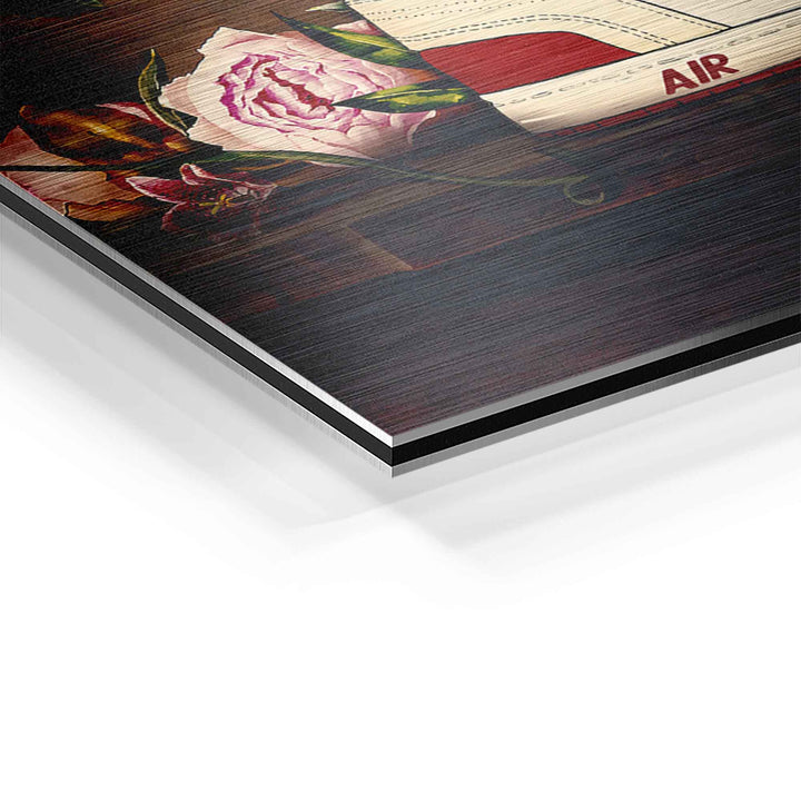 Detailansicht Wandbild mit Sneaker, Blumenmotiv und gebürsteter Aluminium-Oberfläche