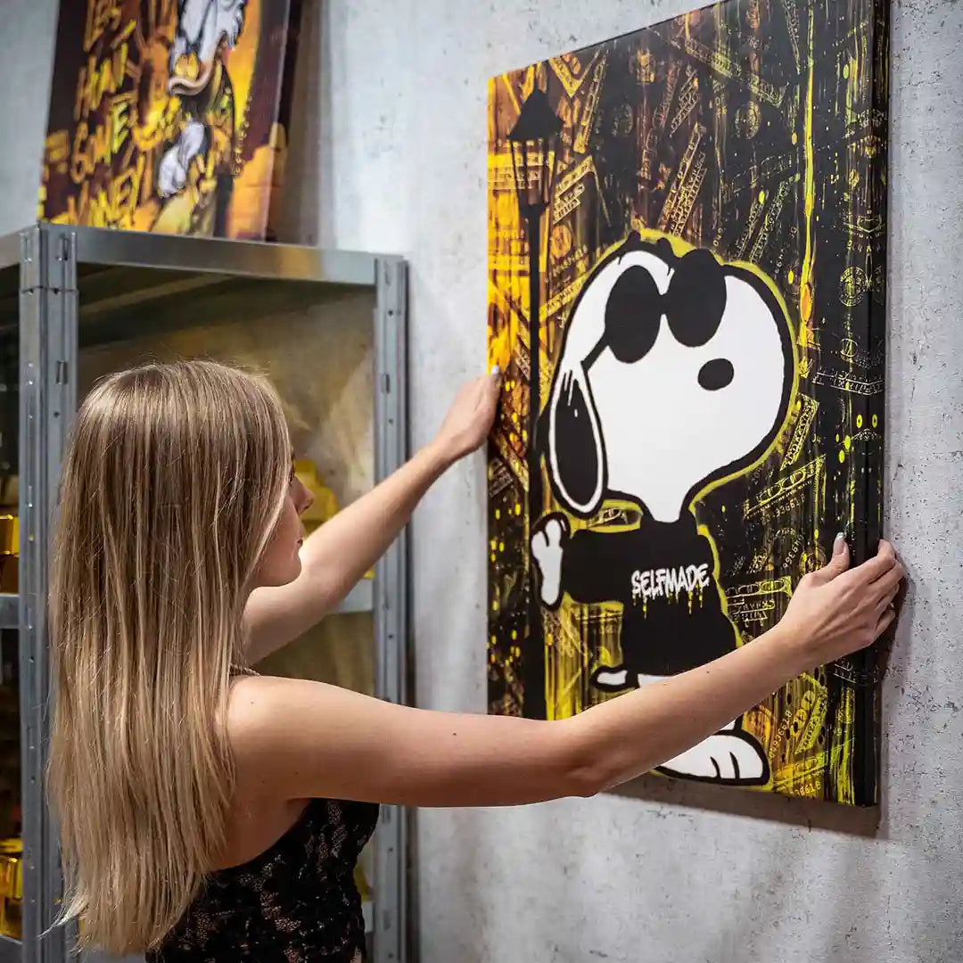 Blonde Dame mit einzigartigem Snoopy Bild von ArtMind