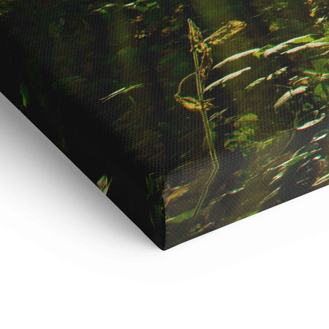 Detail einer Leinwand mit grünem Wald und Sonnenstrahlen, Wandbild Nahaufnahme