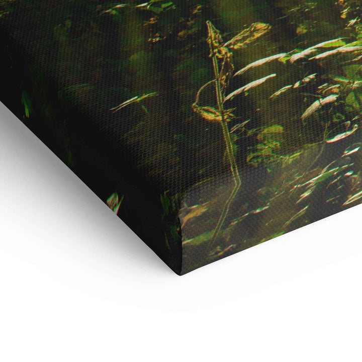 Detail einer Leinwand mit grünem Wald und Sonnenstrahlen, Wandbild Nahaufnahme