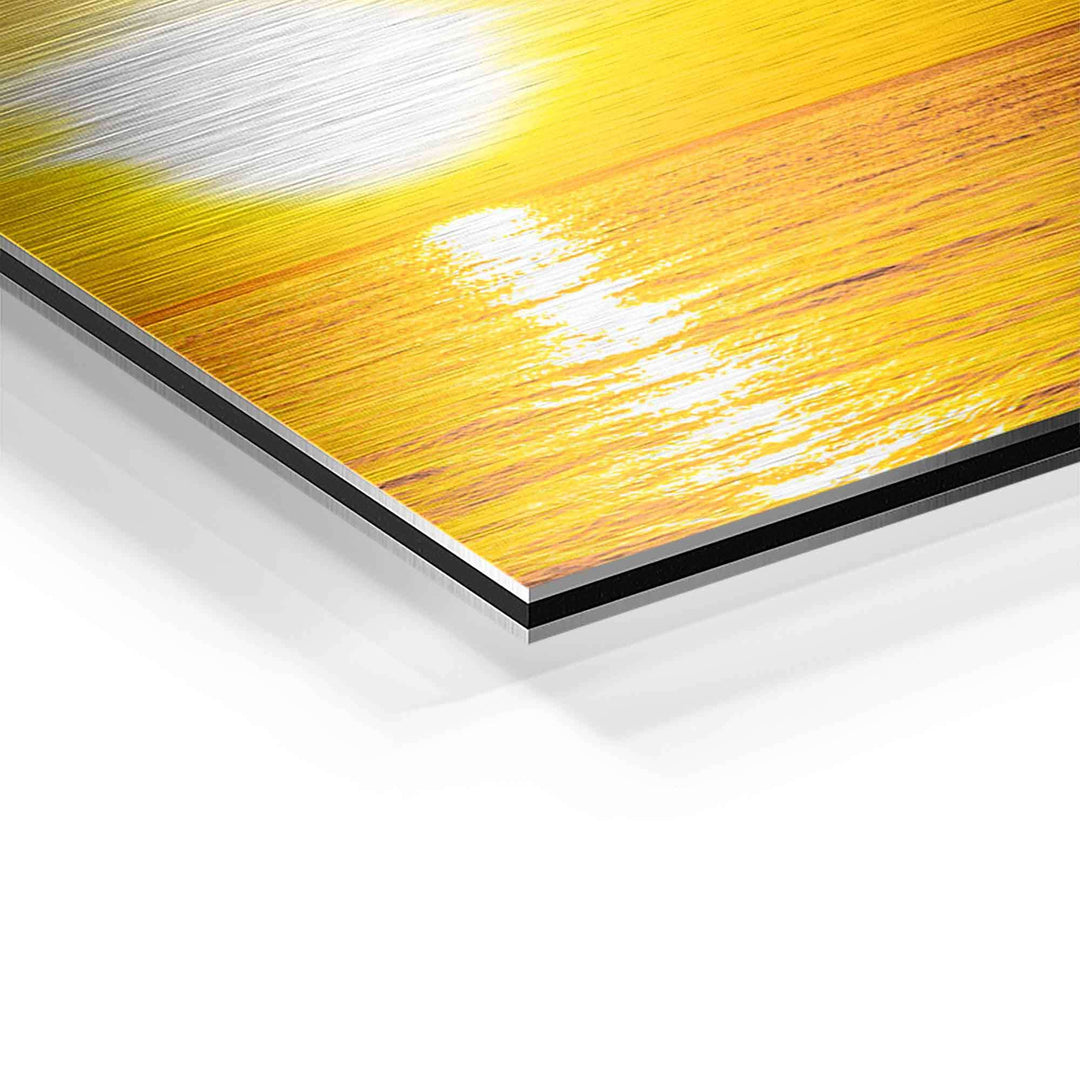 Detailansicht eines Wandbilds Sonnenuntergang auf Aluminium, gelbe und orange Farbtöne, gebürstete Oberfläche