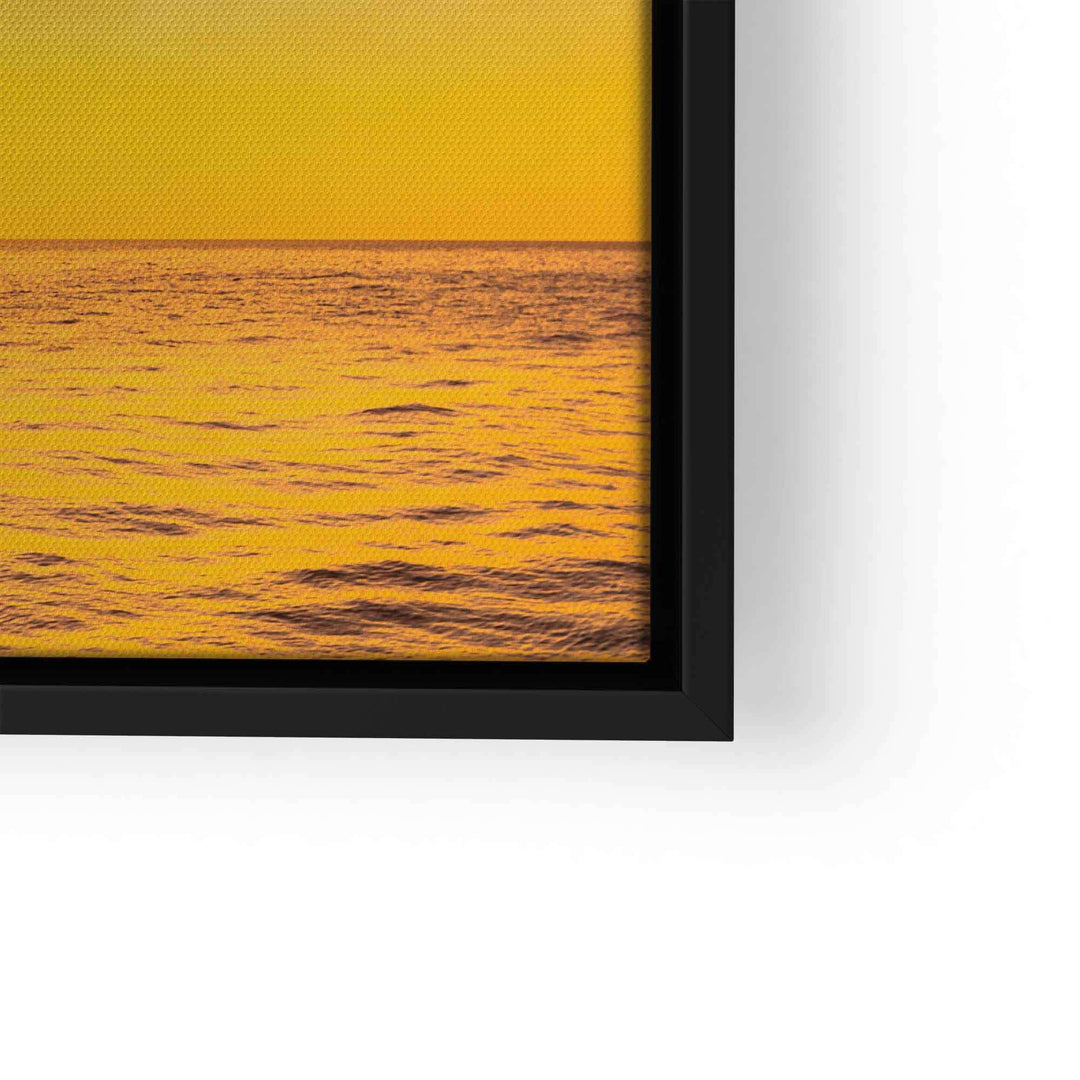 Detail eines Wandbilds mit Sonnenuntergang über dem Meer in gelb-orangenen Farbtönen