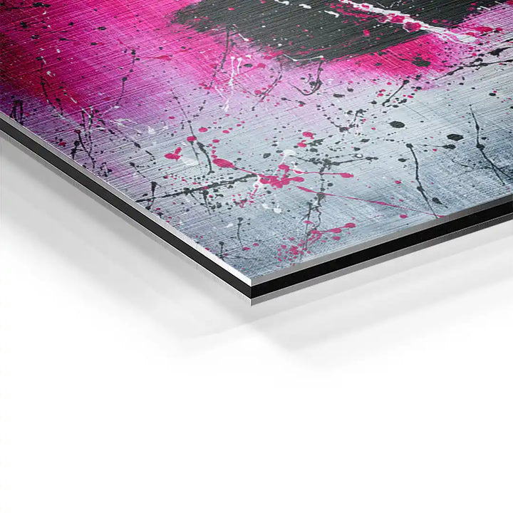 Detailaufnahme Wandbild mit pinken, schwarzen und weißen Farbspritzern auf gebürstetem Aluminium