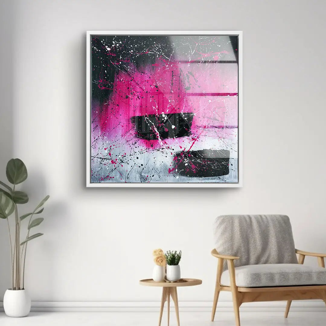 Modernes abstraktes Wandbild mit pinken, schwarzen und weißen Farbspritzern im Wohnzimmer
