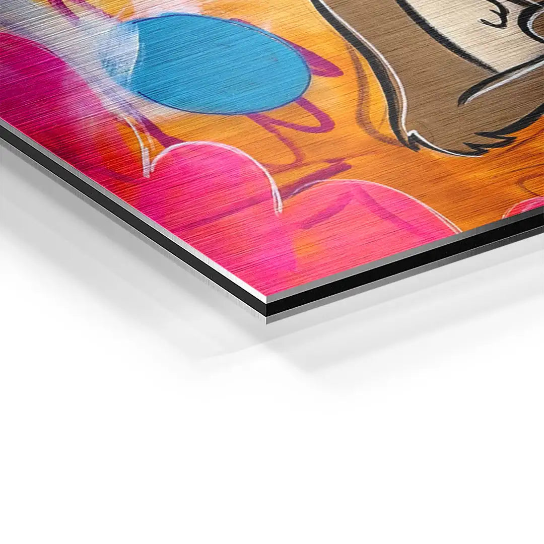 Detailansicht Wandbild auf Aluminium mit buntem Comic-Motiv, gebürstete Oberfläche