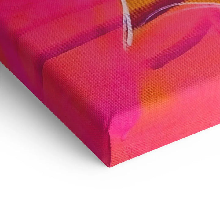 Detailaufnahme eines leuchtend pink-orangen Wandbilds auf Leinwand mit abstrakter Malerei