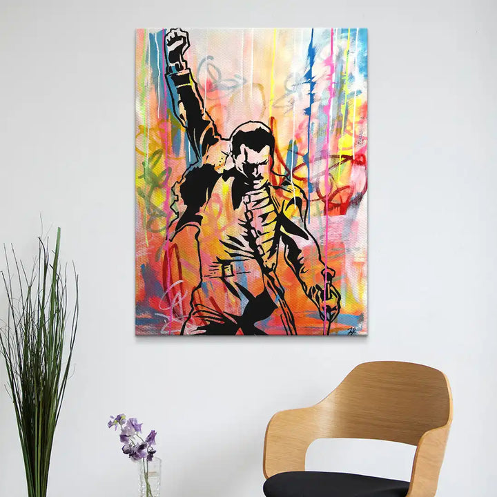 Buntes Wandbild mit stilisierter Person vor abstraktem Hintergrund, modernes Wohnzimmerdekor