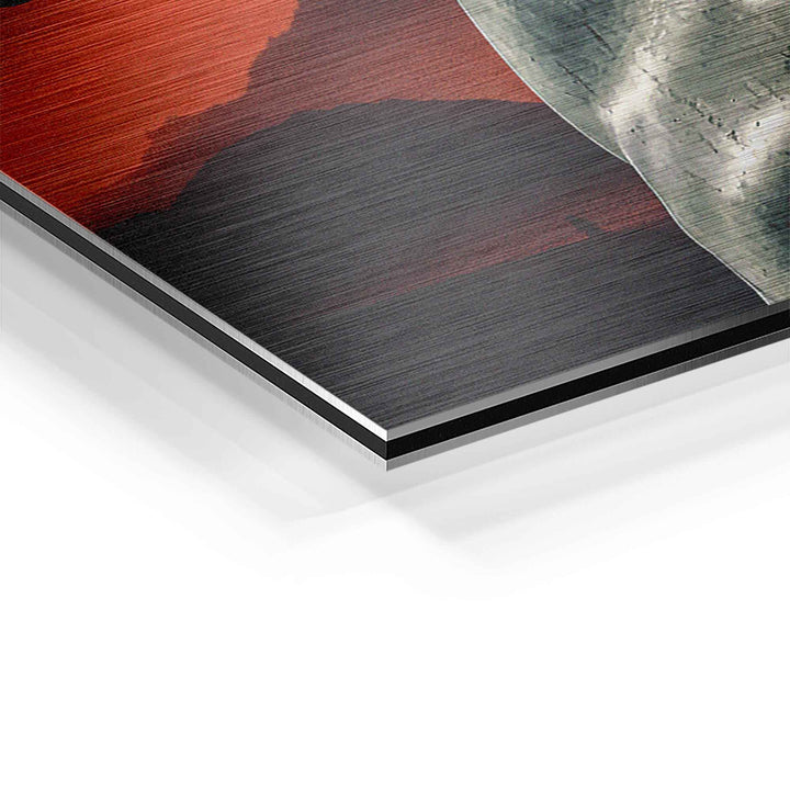 Detailaufnahme eines Wandbilds mit gebürsteter Aluminium-Oberfläche und abstrakten Farben