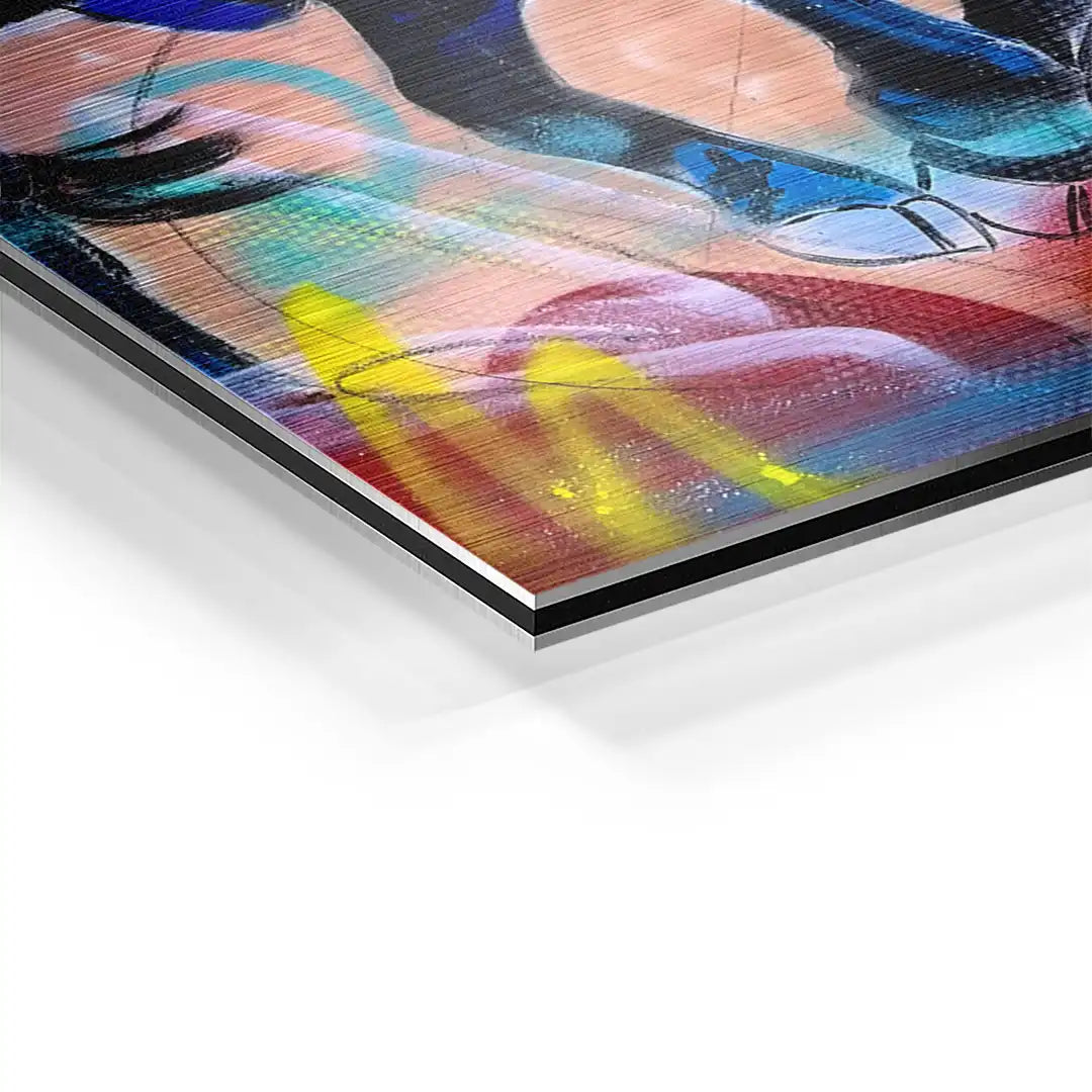 Detailansicht eines modernen Stier-Wandbilds auf Aluminium mit buntem künstlerischem Design