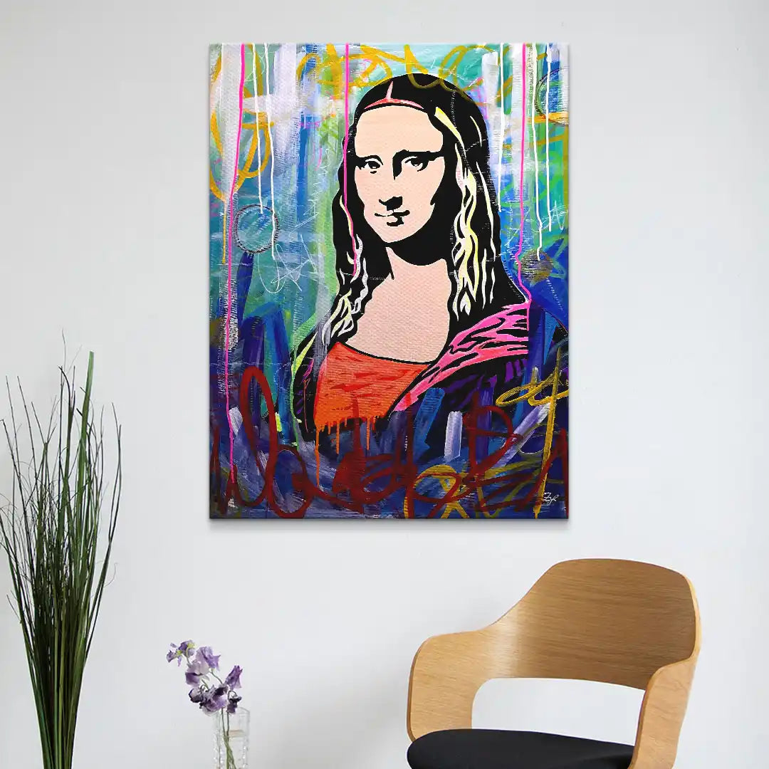 Modernes Street Art Wandbild mit bunter Mona Lisa vor abstraktem Hintergrund an weißer Wand