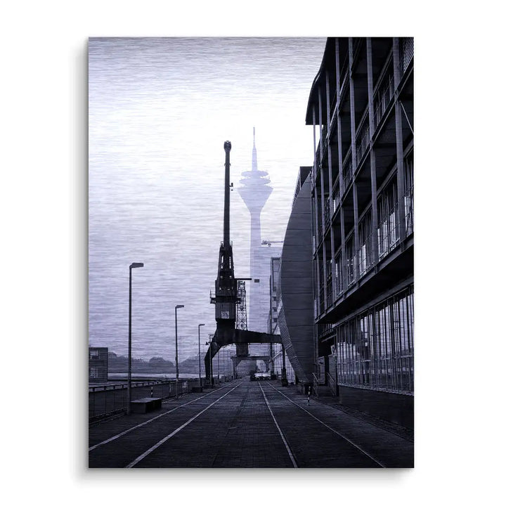 Schwarz-Weiß-Wandbild mit Kran, Industriegebäude und Fernsehturm im modernen Stadtbild