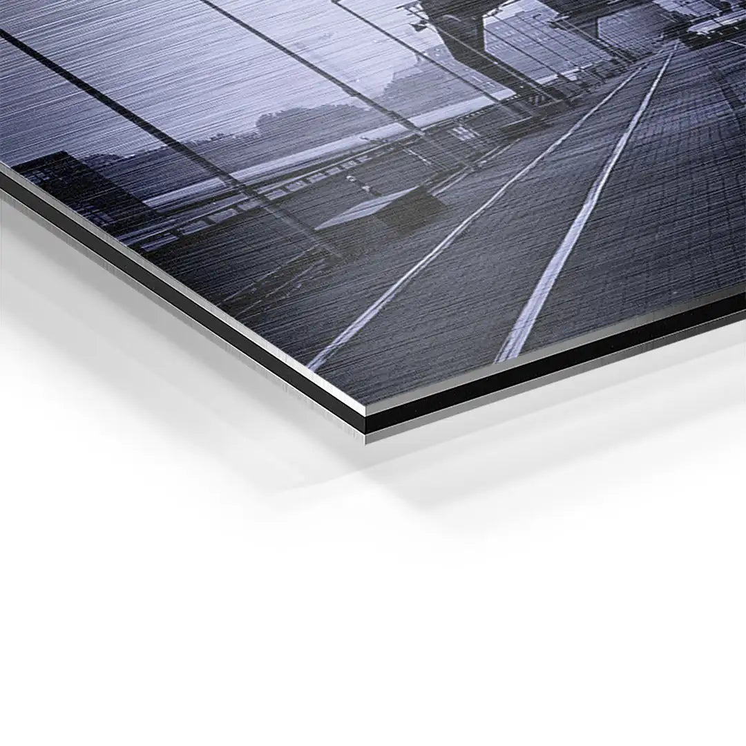 Detailaufnahme von Wandbild auf Aluminium mit Street-Art-Motiv in Schwarz-Weiß-Optik