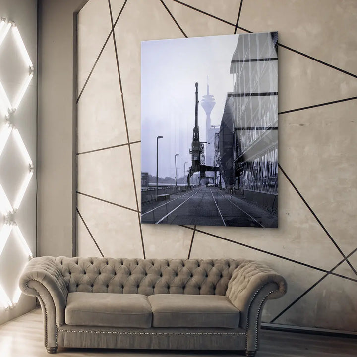 Modernes Wohnzimmer mit großem, urbanem Wandbild im Industrie-Stil über einem Sofa