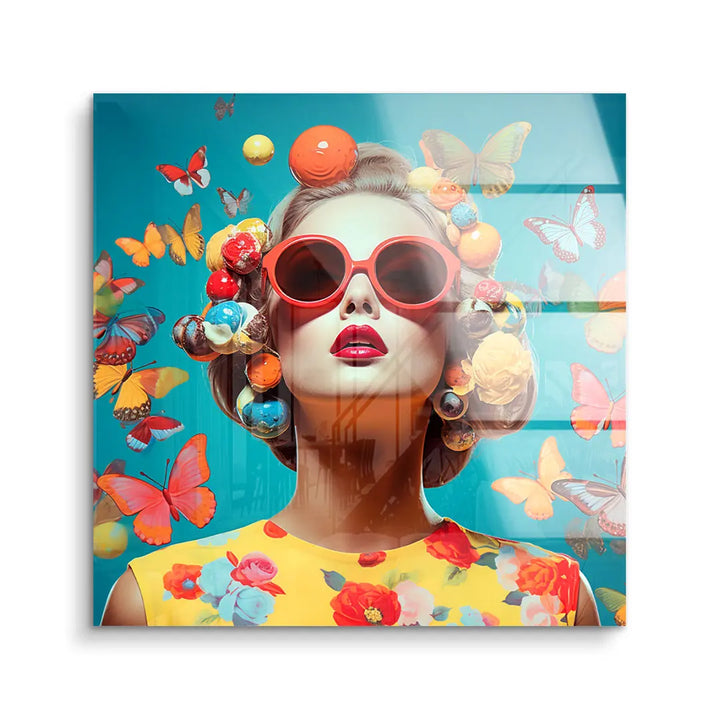 Modernes Wandbild einer Frau mit Sonnenbrille, bunten Blumen und Schmetterlingen, Pop Art Stil