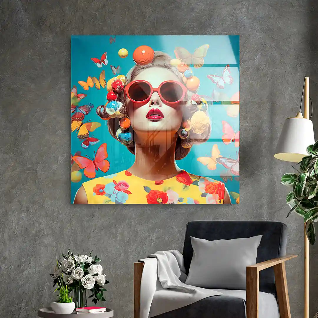 Modernes Wandbild Frau mit Sonnenbrille, bunten Schmetterlingen und Sommerblumen