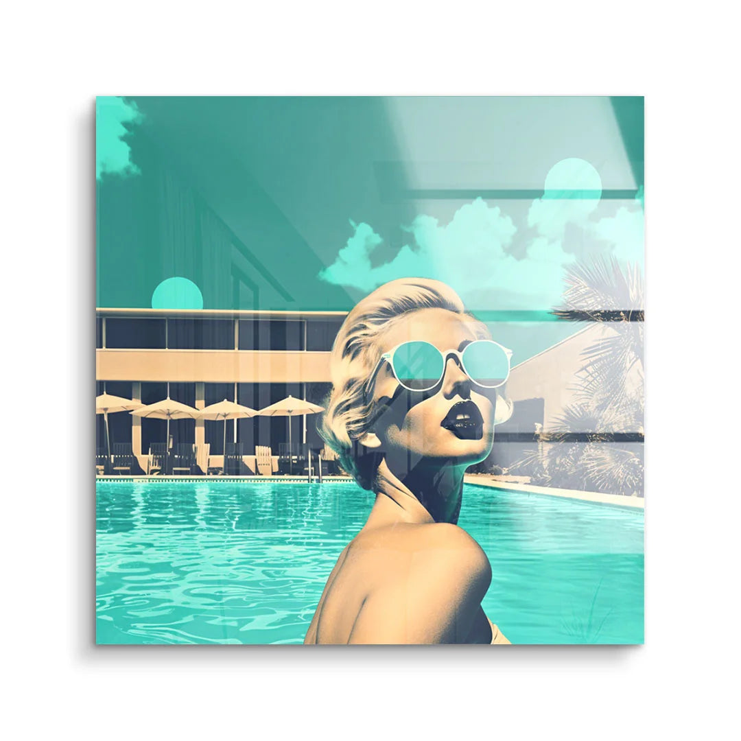 Modernes Wandbild mit stilisierter Frau im Retro-Look am Pool mit Sonnenbrille und Palmen