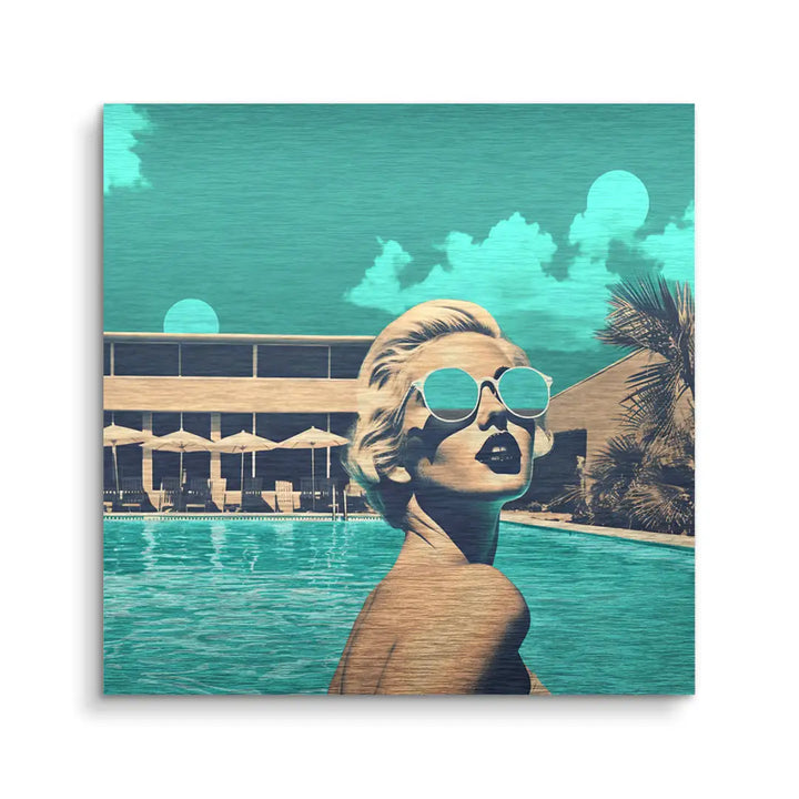 Retro Wandbild im Pop Art Stil mit Frau mit Sonnenbrille am Pool vor Hotel und Palmen