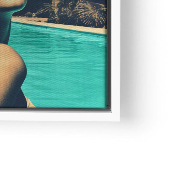 Modernes Wandbild mit Frau am Pool, türkisfarbenes Wasser, Kunst auf Leinwand mit weißem Rahmen