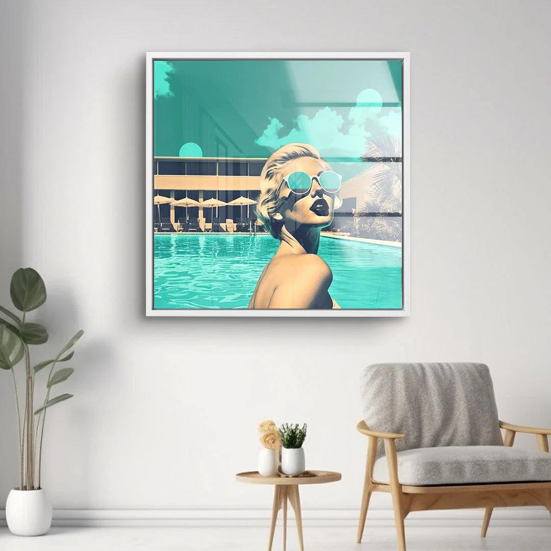 Modernes Wandbild mit stilisierter Frau in Sonnenbrille am Pool, Pop Art Design in Wohnzimmer