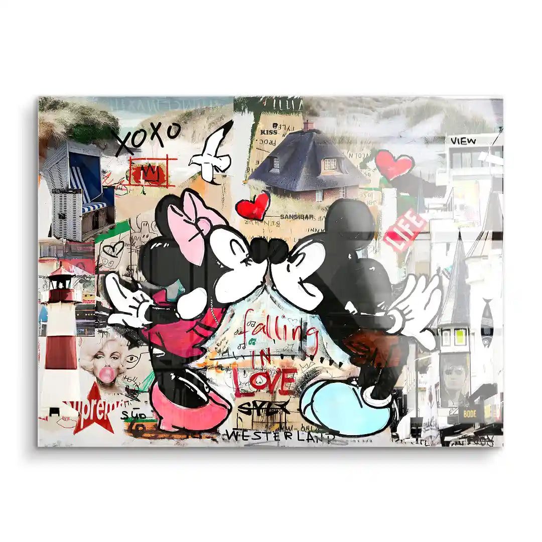 Modernes Sylt Wandbild mit küssenden Comicfiguren, Collage aus Leuchtturm, Strandkorb und Herzmotiven