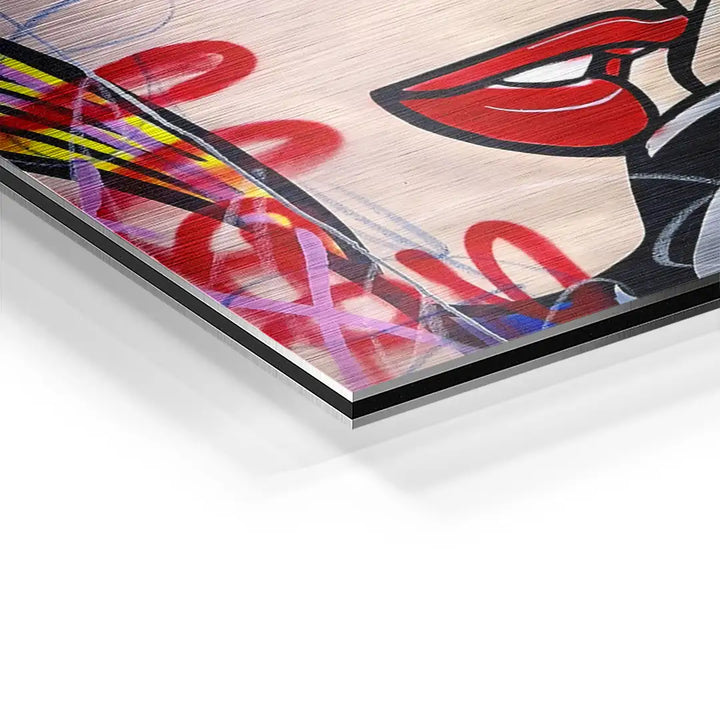Detail eines Pop Art Wandbilds mit roten Lippen und Graffiti auf Aluminium