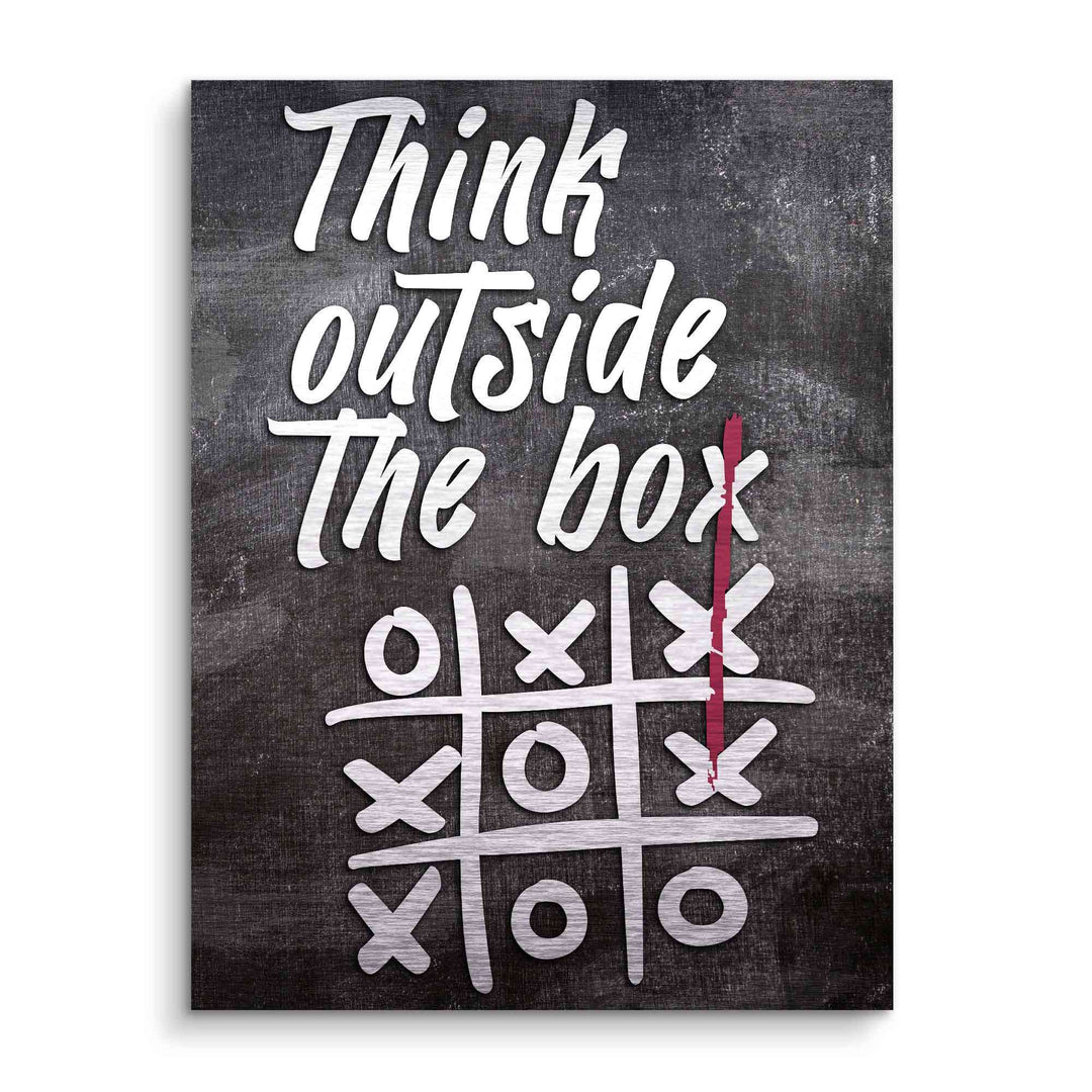 Motivationsbild mit Text 'Think outside the box' und kreativer Tic-Tac-Toe-Grafik auf schwarzem Hintergrund