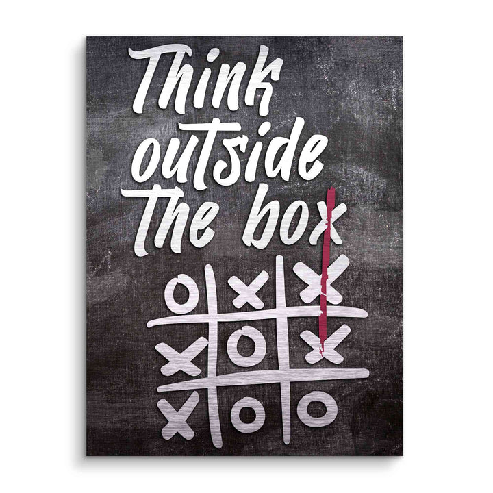Motivationsbild mit Text 'Think outside the box' und kreativer Tic-Tac-Toe-Grafik auf schwarzem Hintergrund