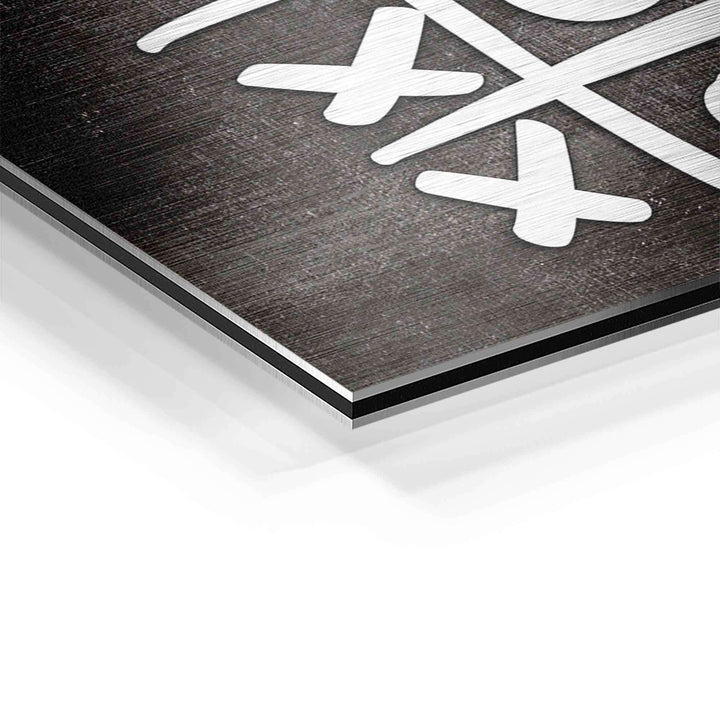 Detailaufnahme Aluminium-Wandbild mit weißem Tic-Tac-Toe Motiv auf dunklem Hintergrund