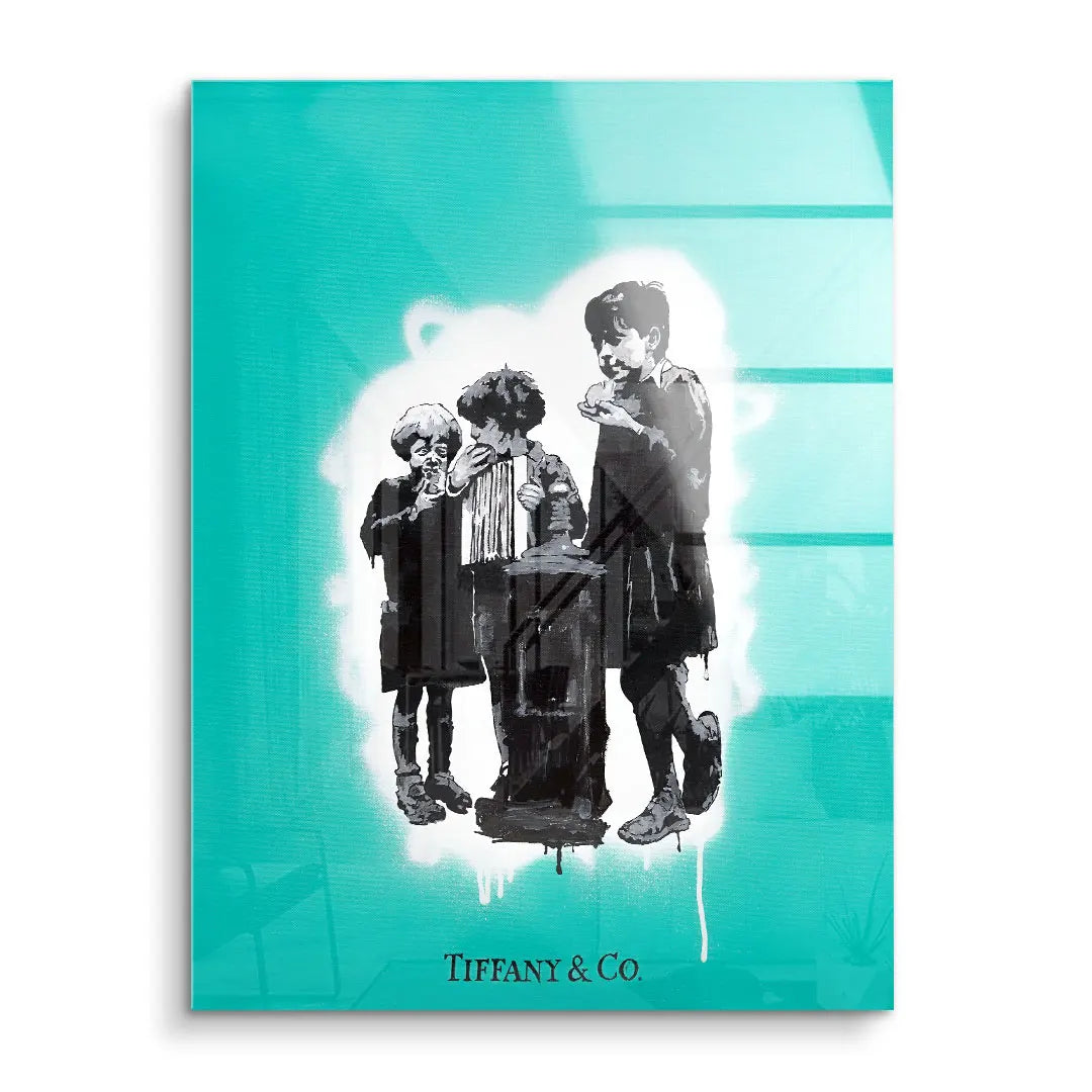 Modernes Wandbild mit drei Kindern als Graffiti auf türkisfarbenem Hintergrund, Tiffany & Co. Schriftzug