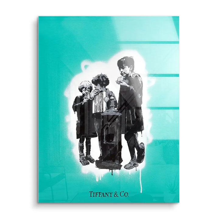 Modernes Wandbild mit drei Kindern als Graffiti auf türkisfarbenem Hintergrund, Tiffany & Co. Schriftzug
