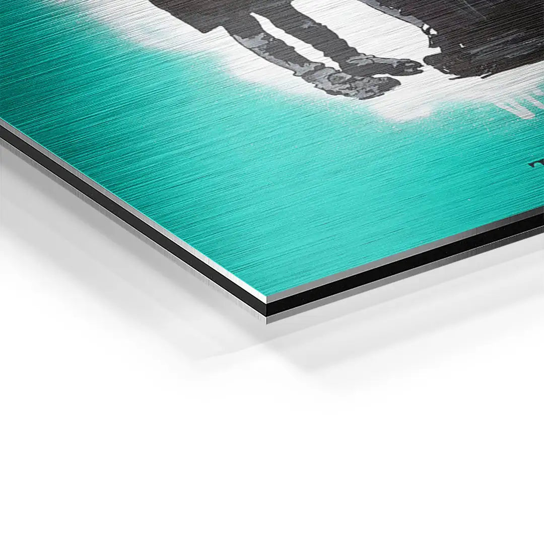 Detail eines Wandbilds auf gebürstetem Aluminium mit türkisfarbenem Hintergrund und Motiv in Schwarz-Weiß.