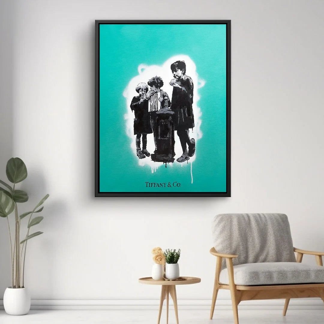 Modernes Wandbild mit drei Kindern in Schwarz-Weiß auf türkisfarbenem Hintergrund im Wohnzimmer