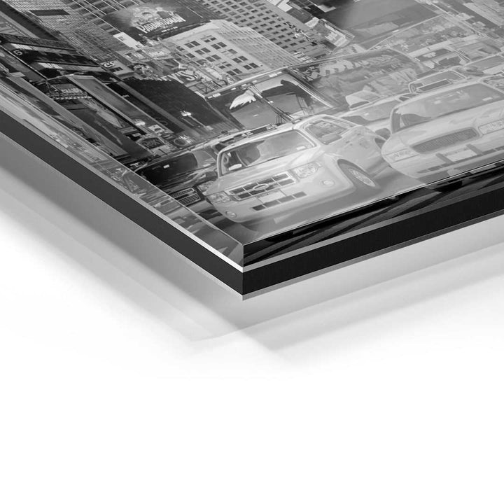 Detailaufnahme Acrylglas-Wandbild mit schwarz-weißem Stadtmotiv und Autos im Verkehr