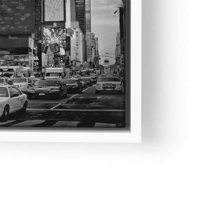 Schwarz-weiß Wandbild mit Straßenansicht, Autos und Hochhäusern, urbanes Stadtmotiv.