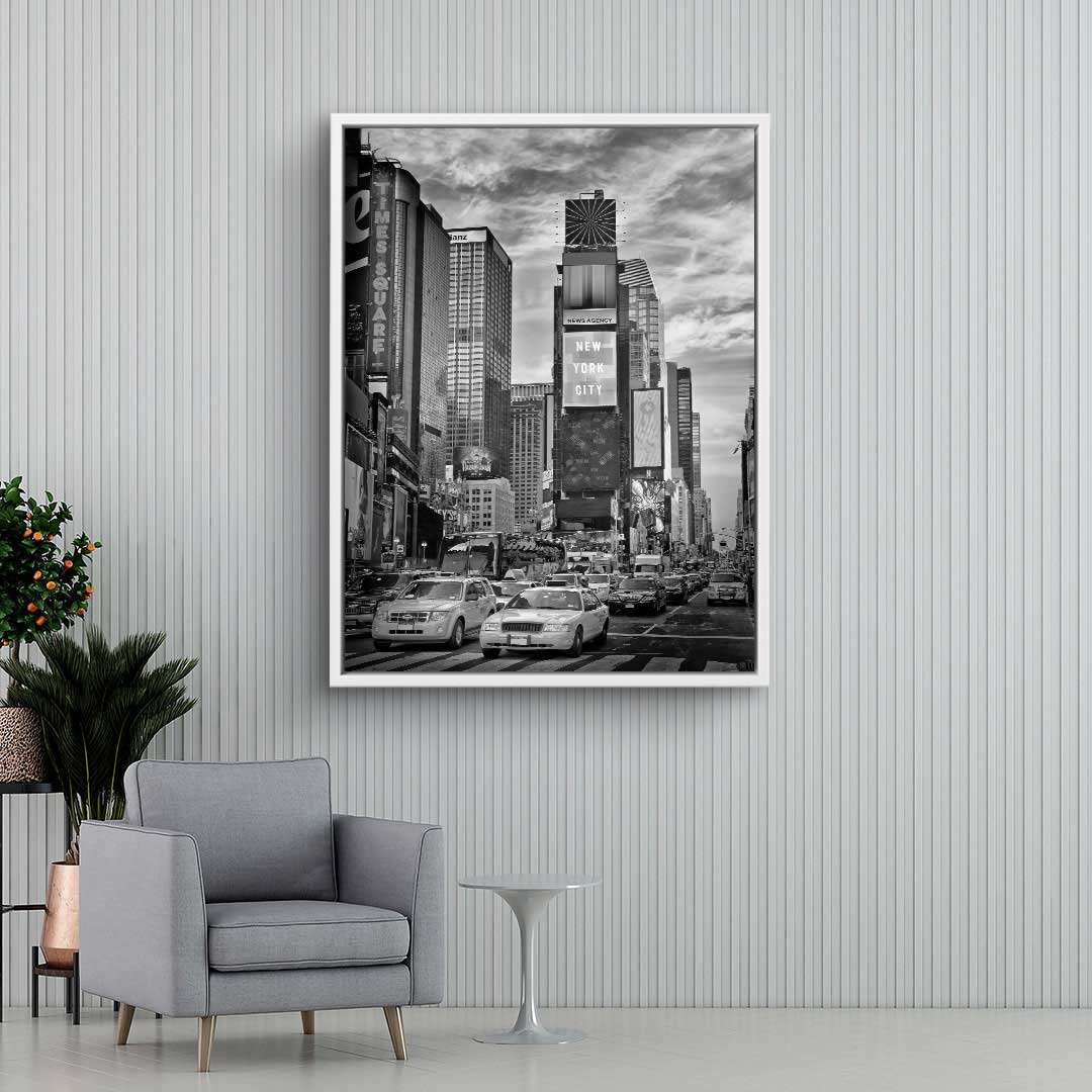 Modernes Wohnzimmer mit großem Times Square New York Wandbild in Schwarz-Weiß, stilvolle Einrichtung