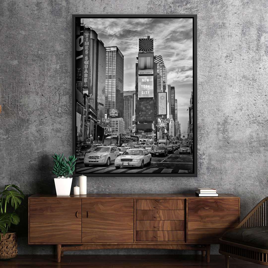 Schwarz-weiß Wandbild mit New York City Skyline und Straßenszene im modernen Wohnzimmer